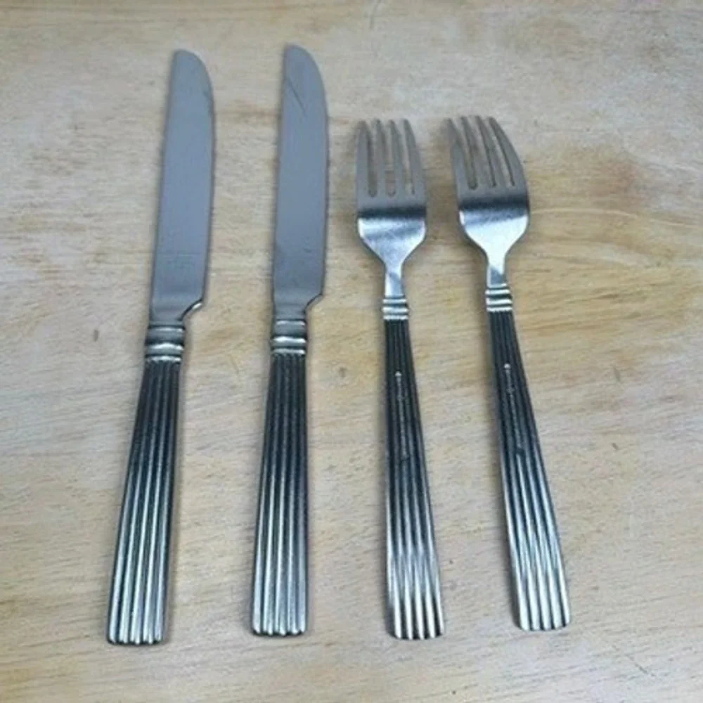 REED & BARTON CRESCENDO II Stainless 18/10 2 Dinner Forks & 2‎ Dinner Knives
